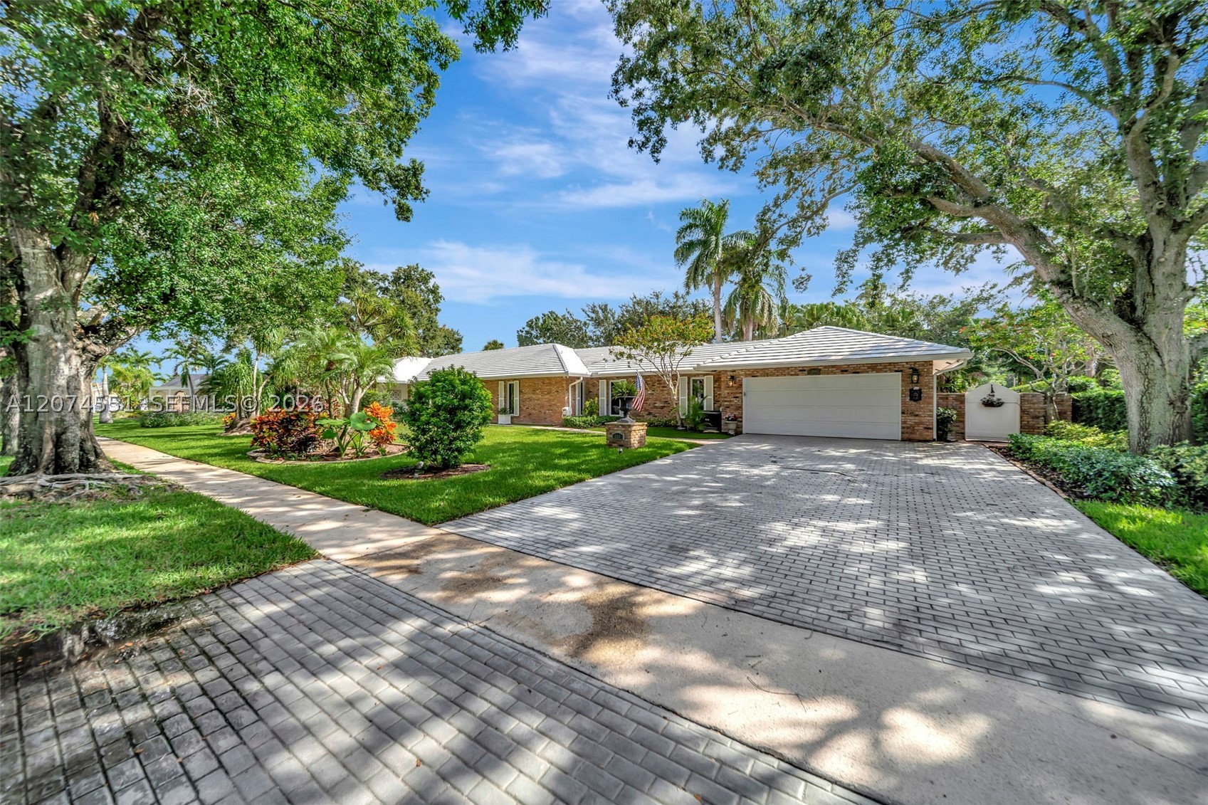 560 W Tropical Way Property Photo 4
