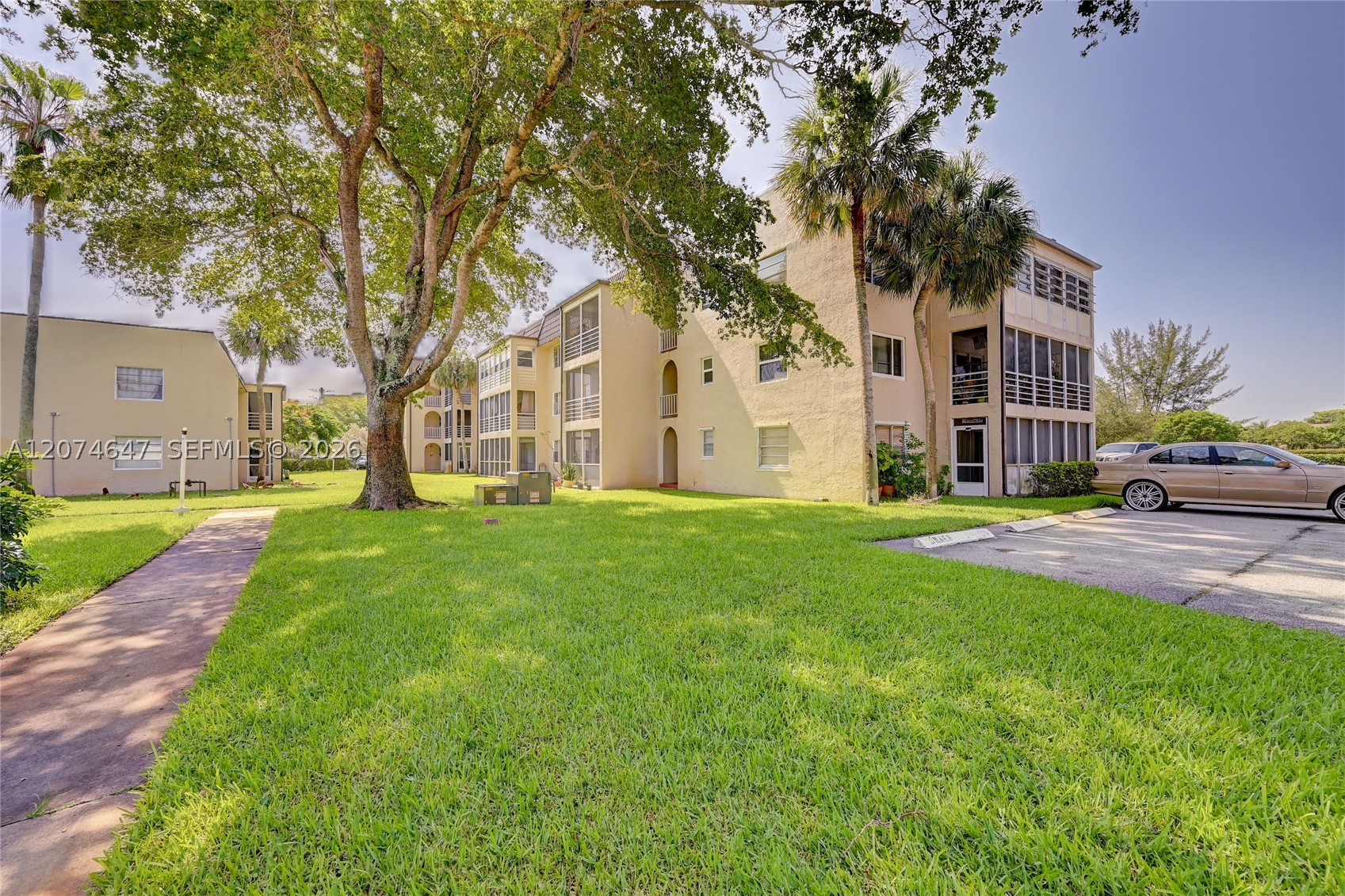2700 Riverside Dr 303-b Property Photo 4