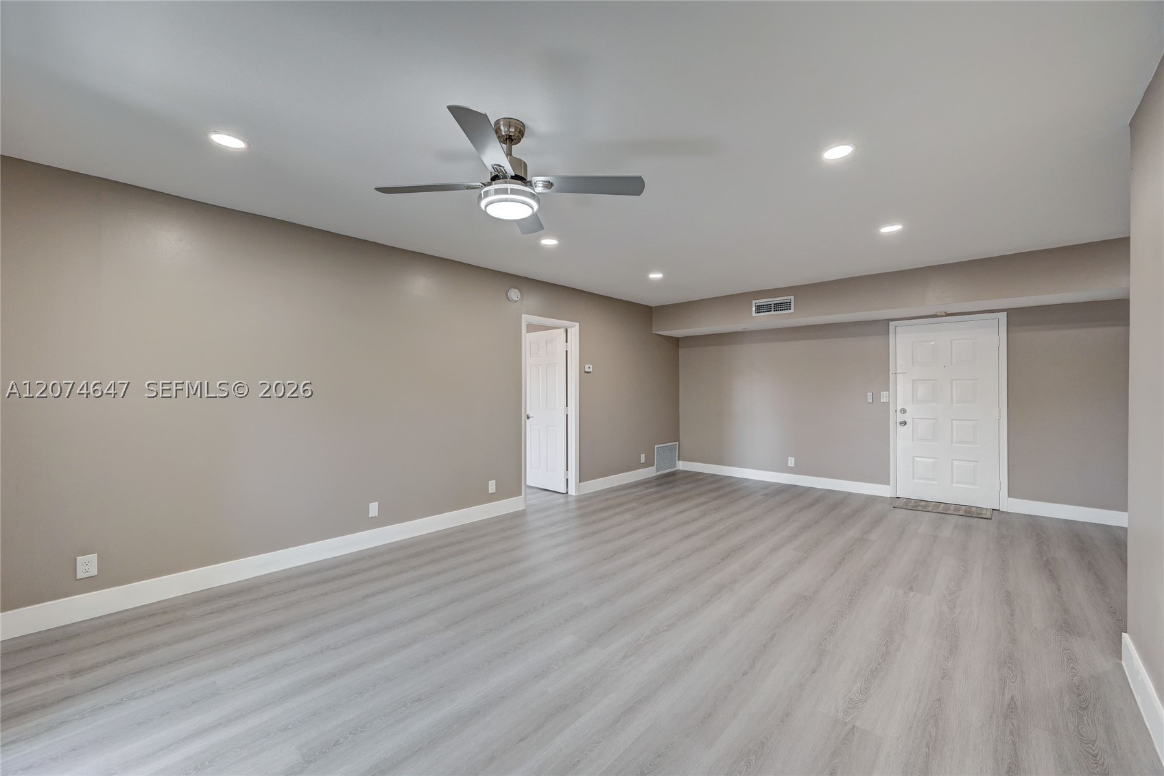 2700 Riverside Dr 303-b Property Photo 11