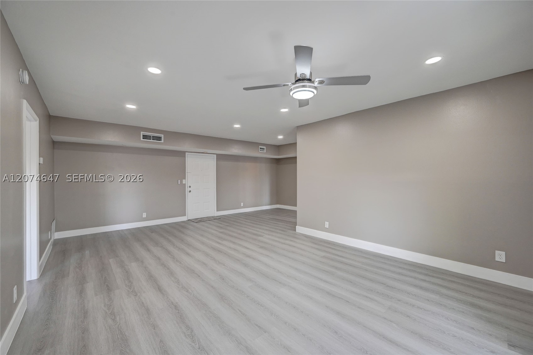 2700 Riverside Dr 303-b Property Photo 12