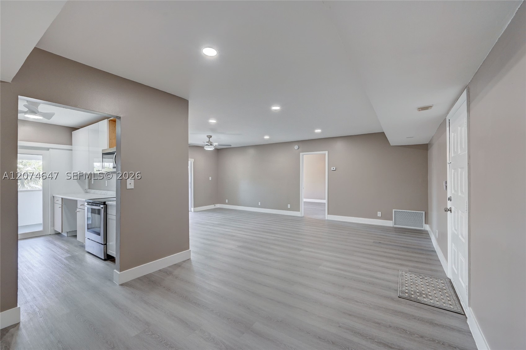 2700 Riverside Dr 303-b Property Photo 13