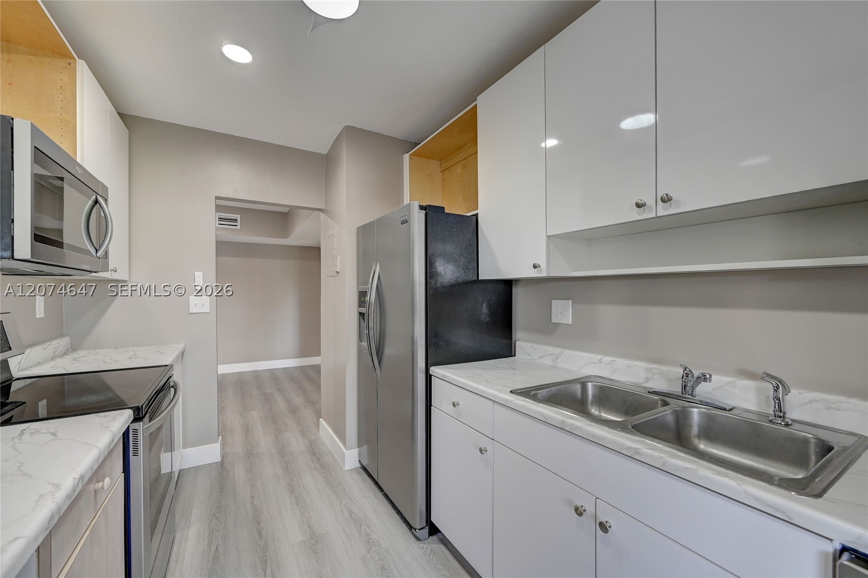 2700 Riverside Dr 303-b Property Photo 14