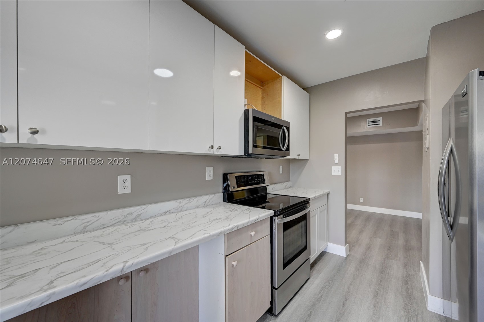 2700 Riverside Dr 303-b Property Photo 15