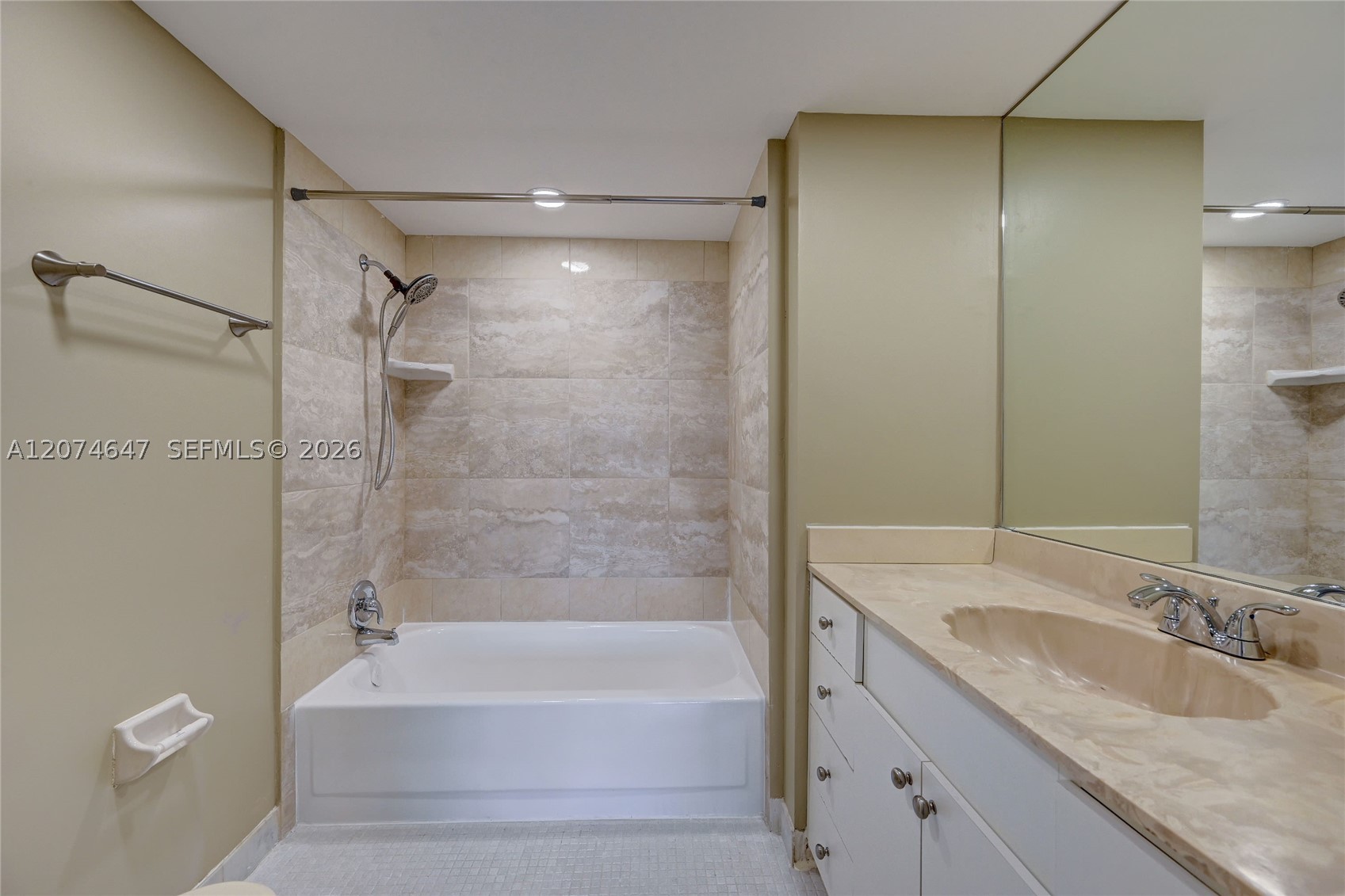 2700 Riverside Dr 303-b Property Photo 18
