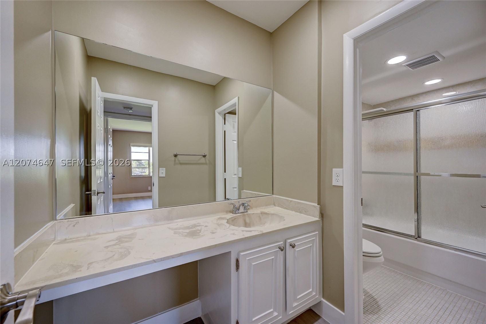 2700 Riverside Dr 303-b Property Photo 24