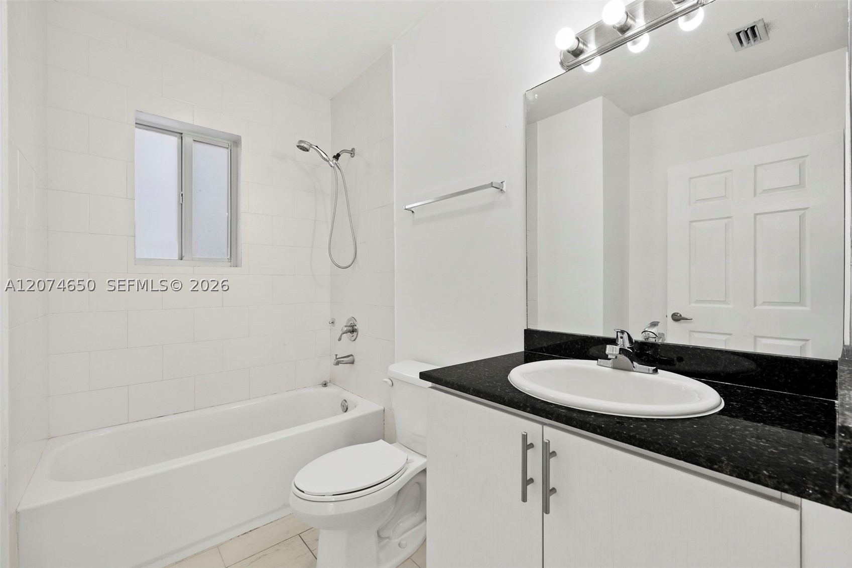 405 E 7th St 203 Property Photo 12
