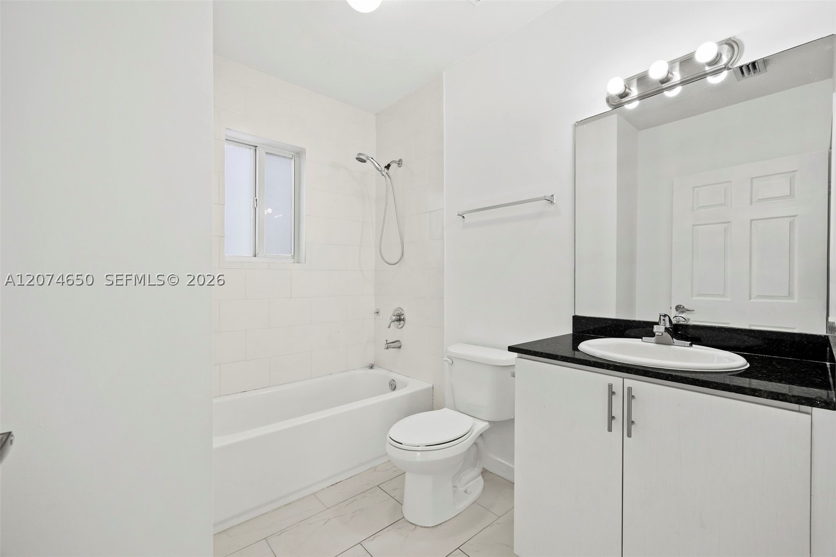 405 E 7th St 203 Property Photo 13