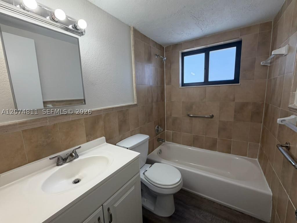 805 W 30th St 11 Property Photo 5