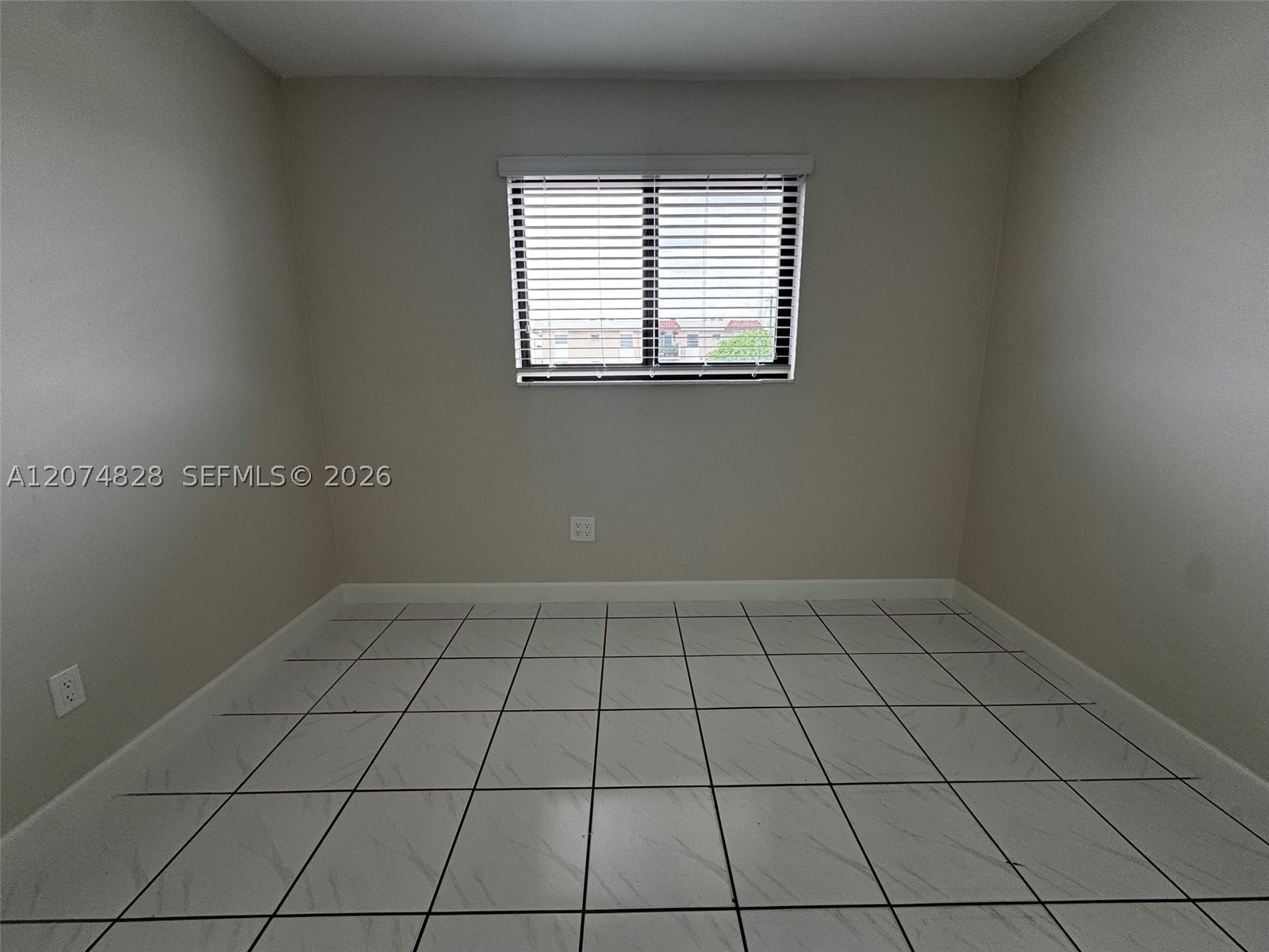 1345 W 28th St 12 Property Photo 13