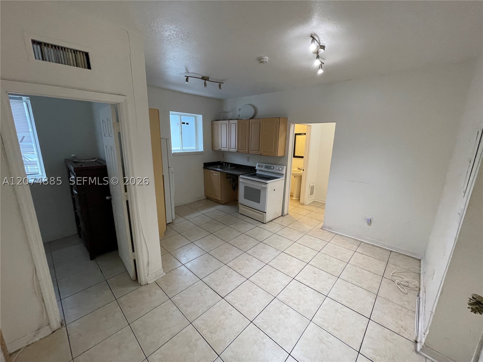 1021 Nw 3rd St 207 Property Photo 2