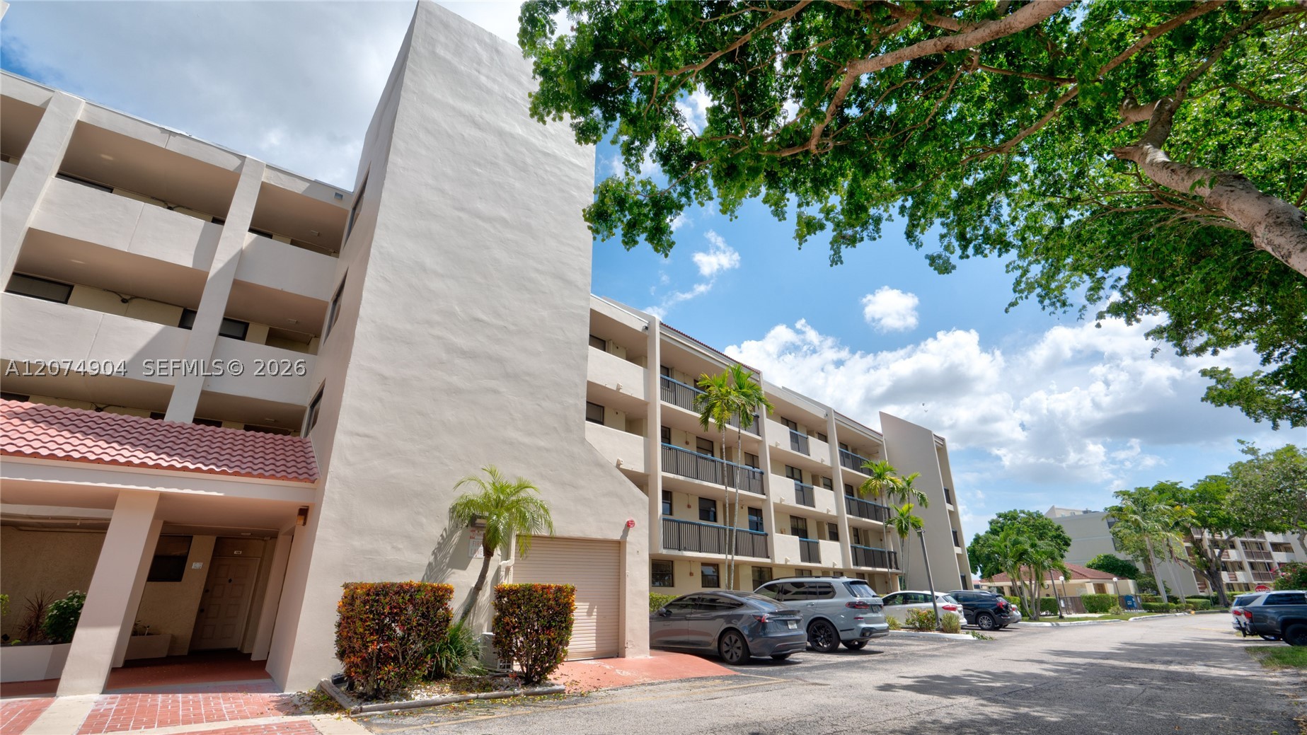 114 Lake Emerald Dr 409 Property Photo 16