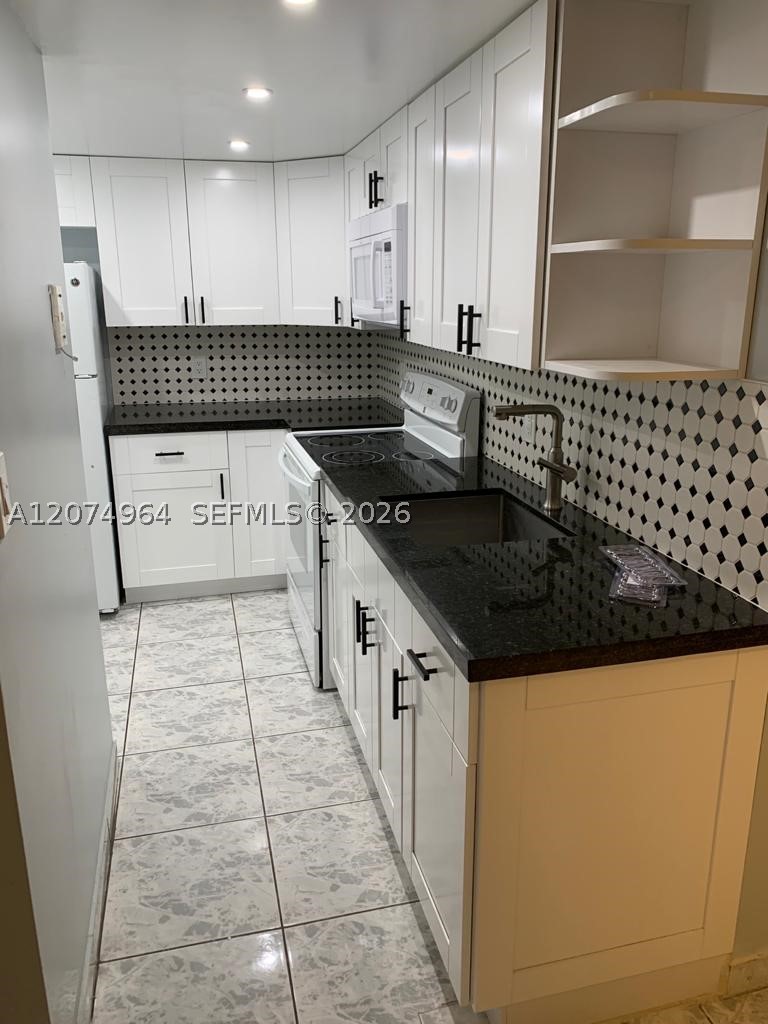 1990 Marseille Dr 206 Property Photo 8