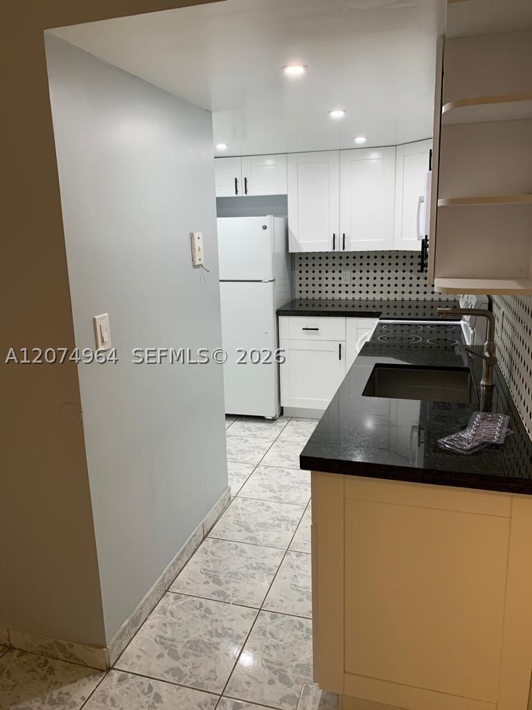 1990 Marseille Dr 206 Property Photo 9