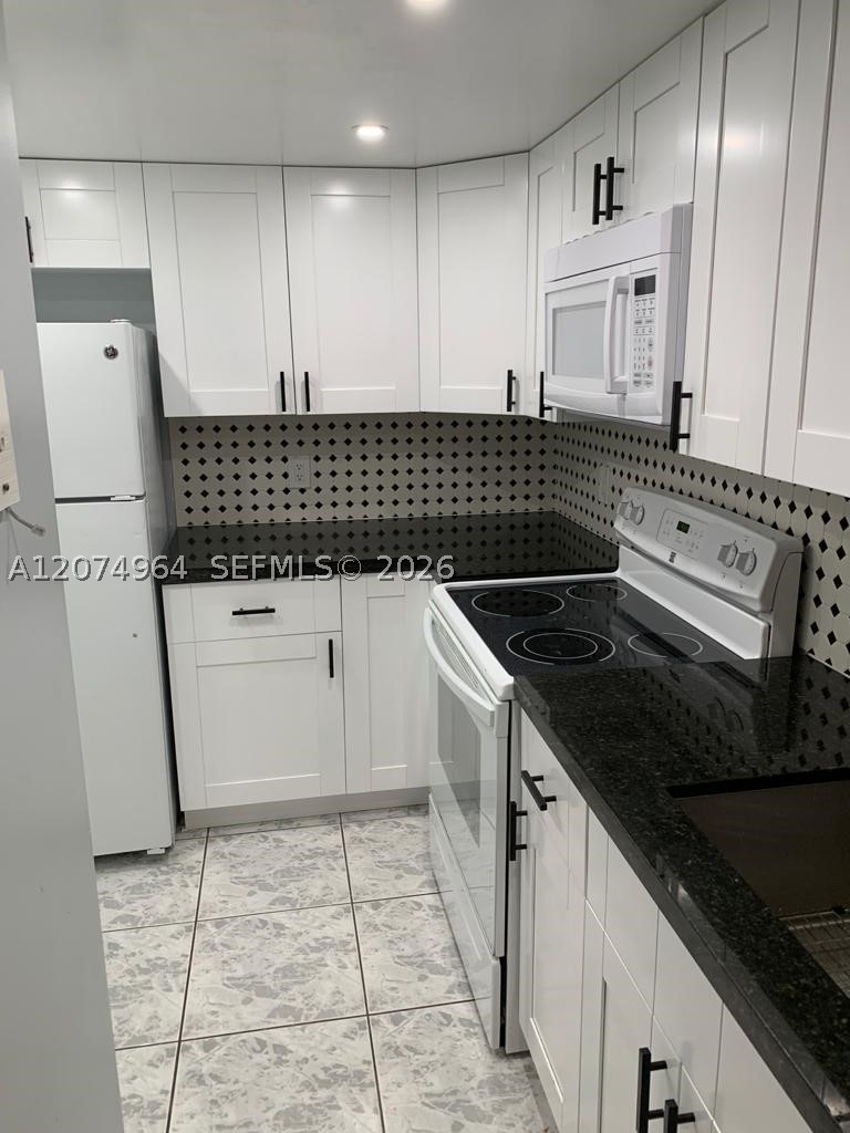 1990 Marseille Dr 206 Property Photo 10