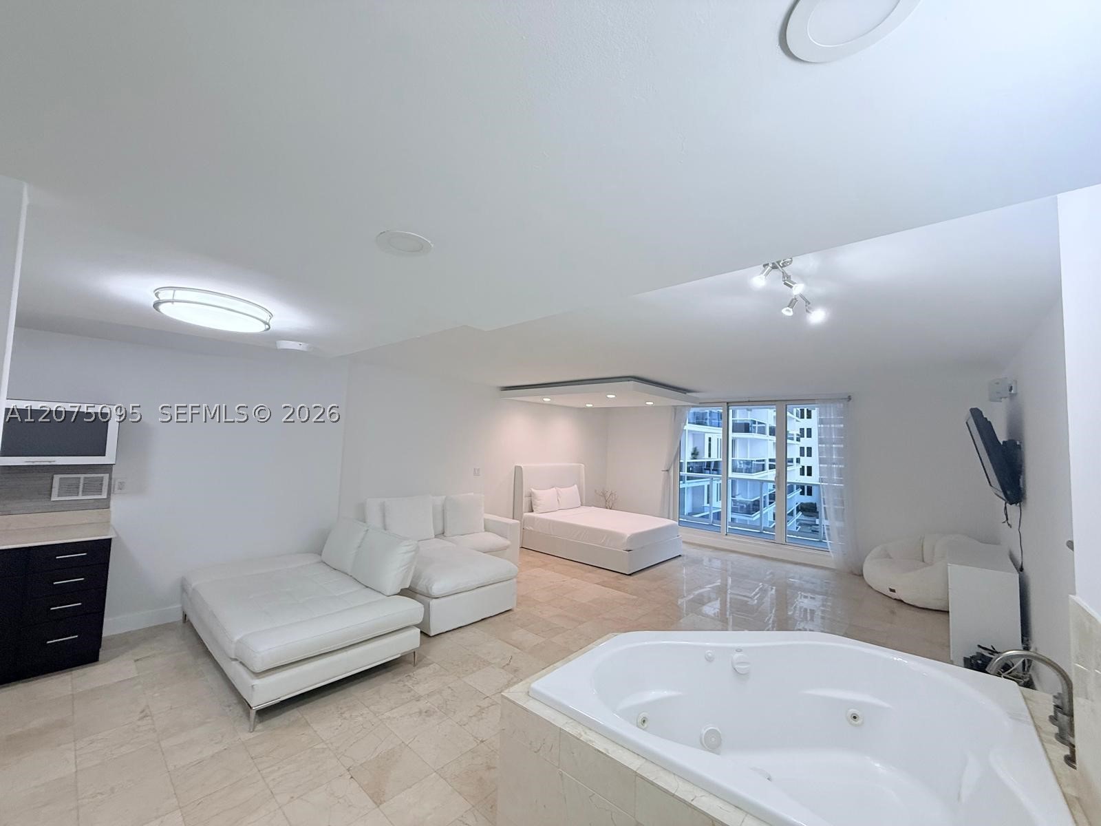 2301 Collins Ave 621 Property Photo 4