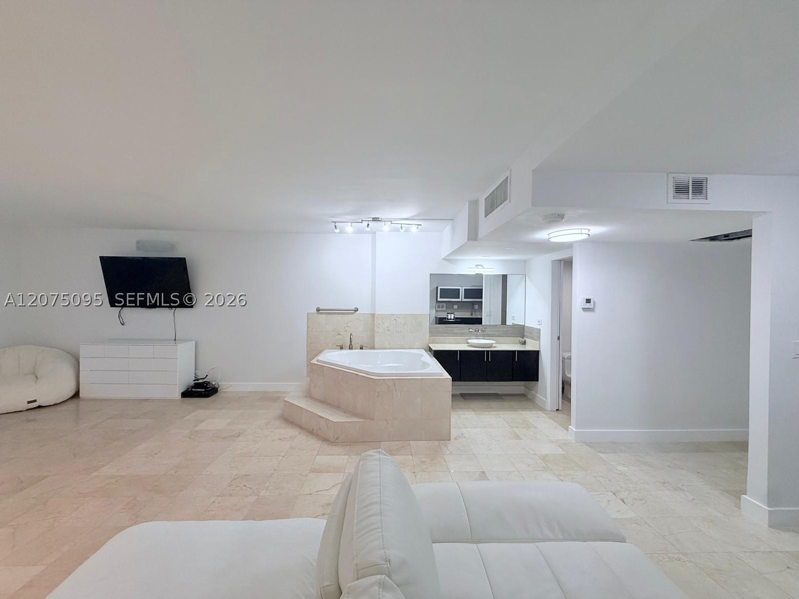 2301 Collins Ave 621 Property Photo 7