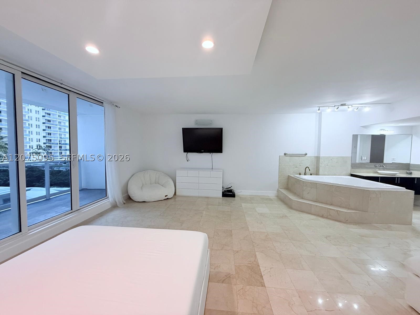 2301 Collins Ave 621 Property Photo 10