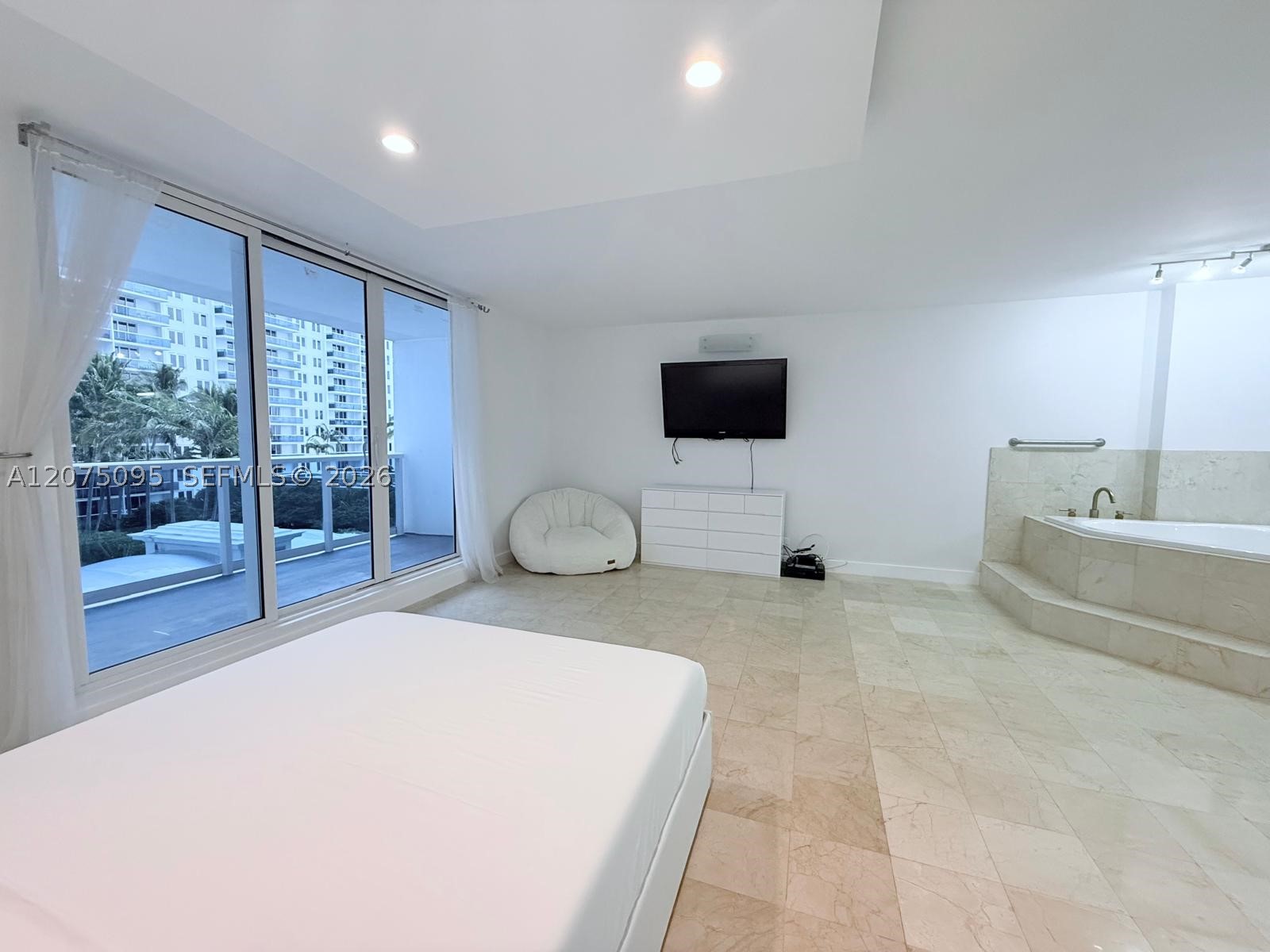 2301 Collins Ave 621 Property Photo 11