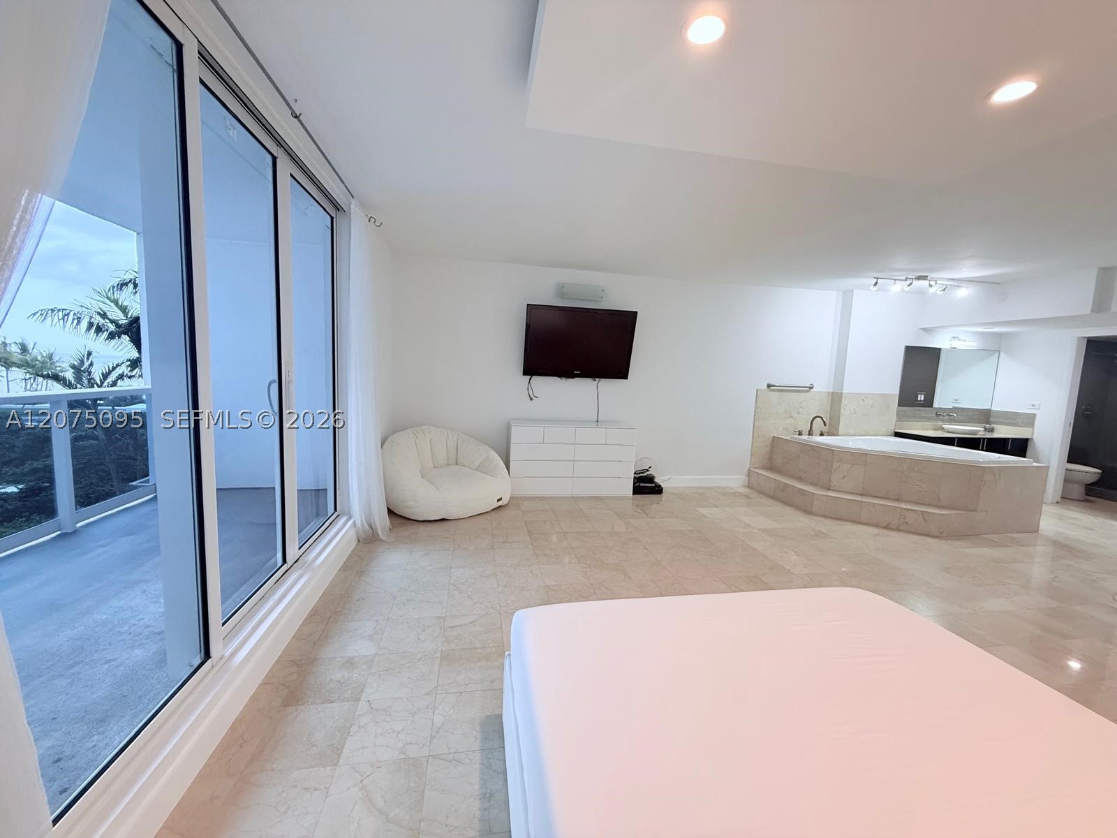 2301 Collins Ave 621 Property Photo 12