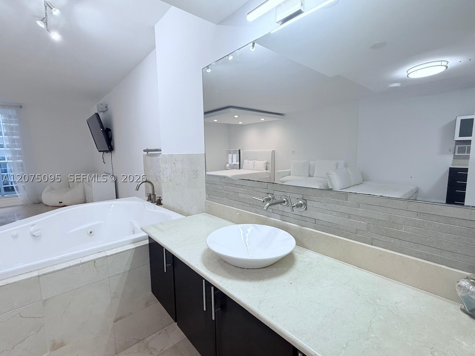 2301 Collins Ave 621 Property Photo 18