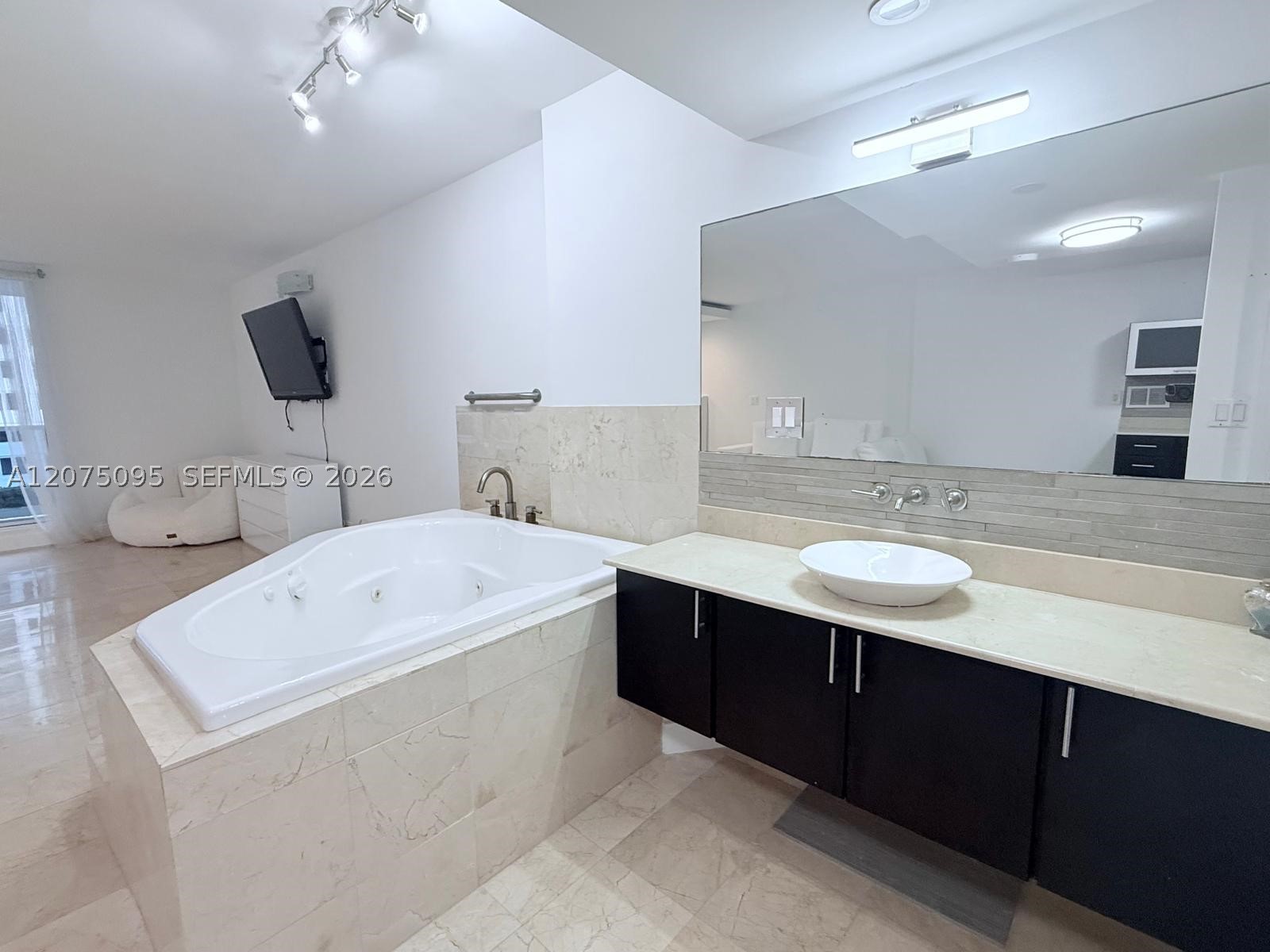 2301 Collins Ave 621 Property Photo 19
