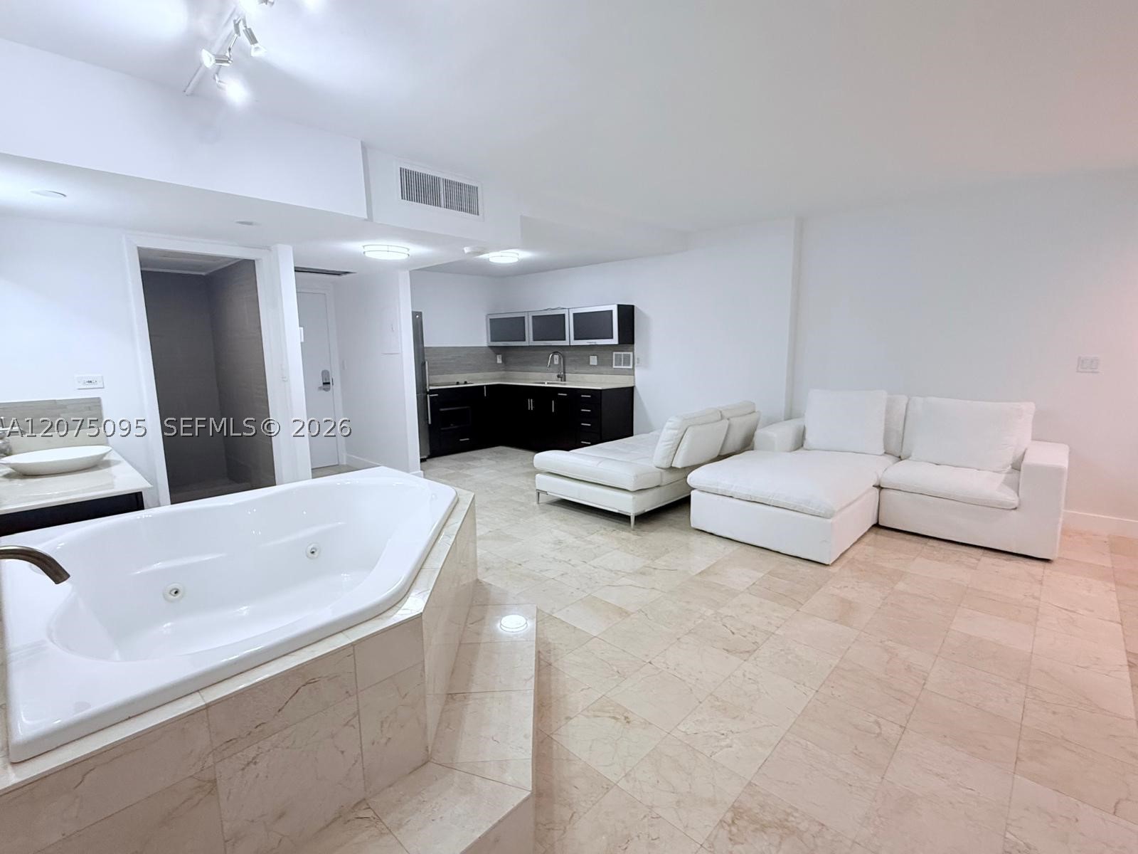 2301 Collins Ave 621 Property Photo 21