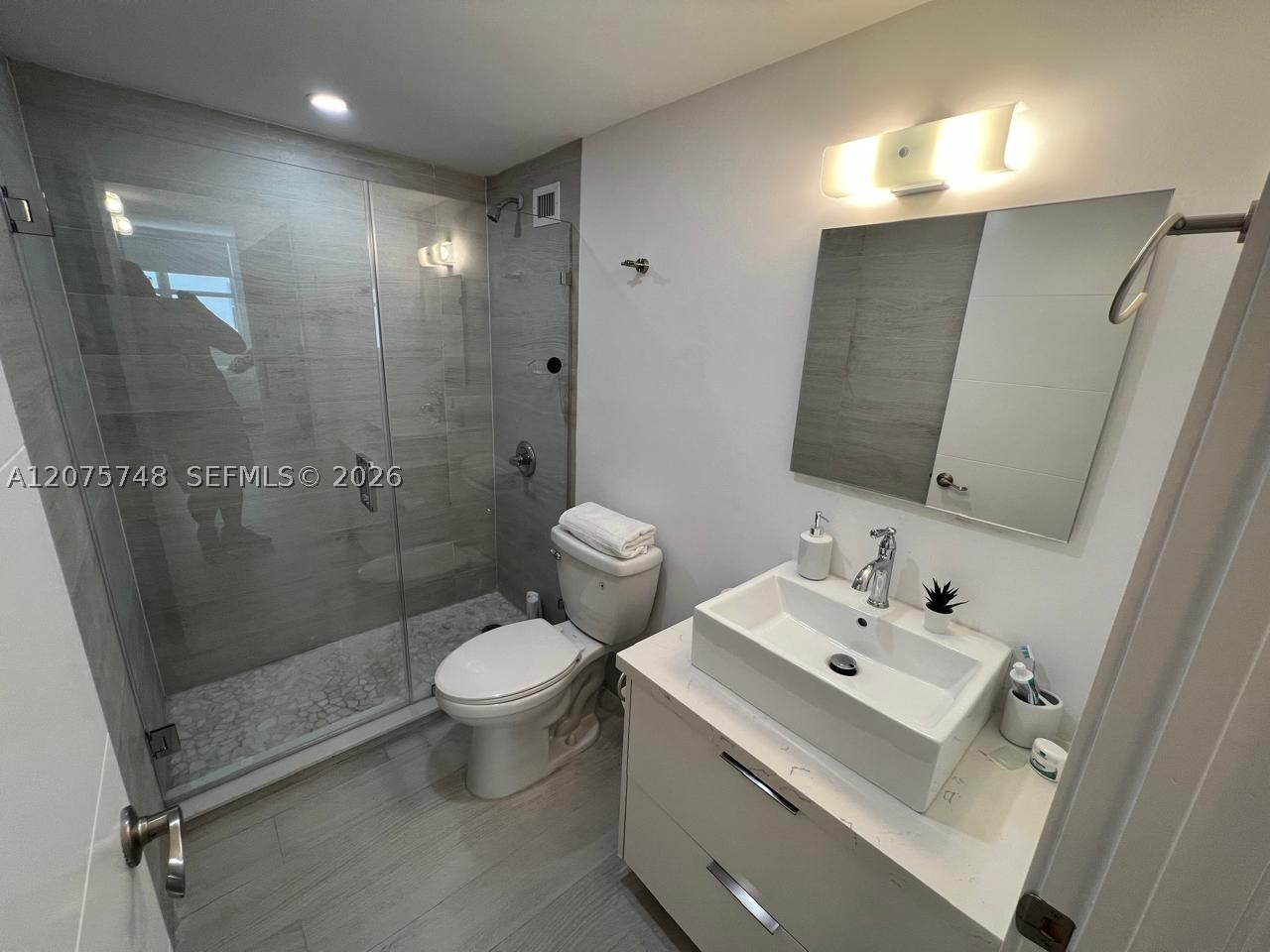 5601 Collins Ave 412a Property Photo 6