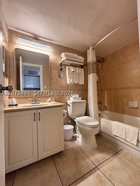 19201 Collins Ave 303 Property Photo 3