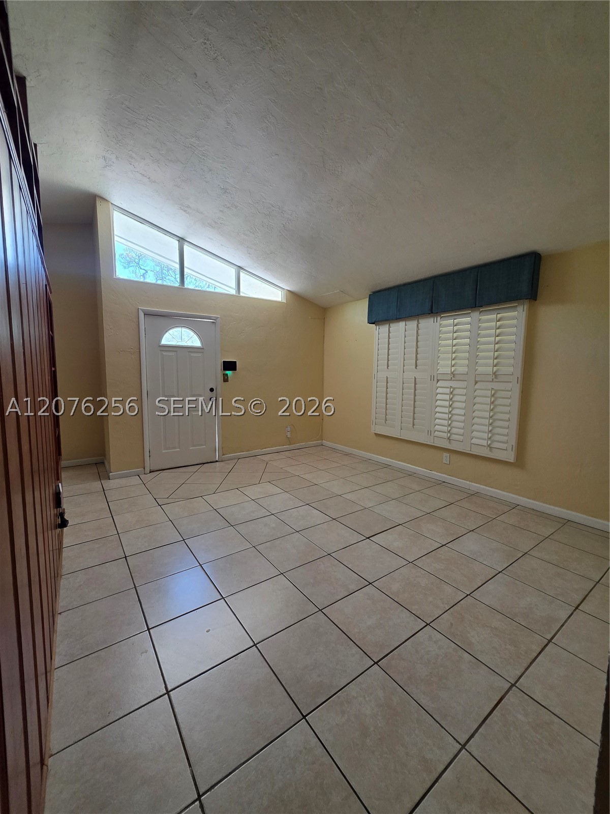 667 W Harbor Dr Property Photo 3