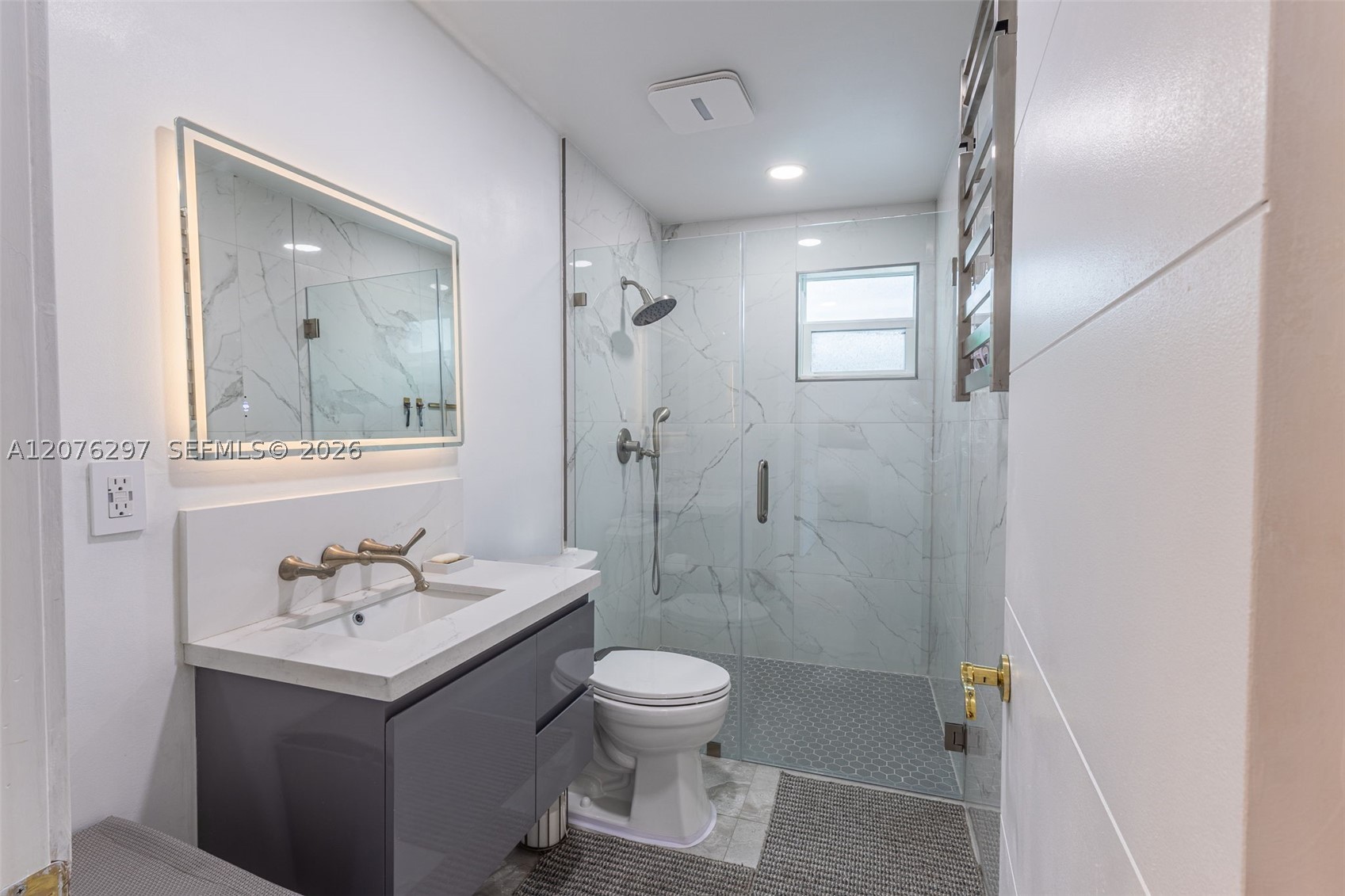 233 W 39th Pl Property Photo 45
