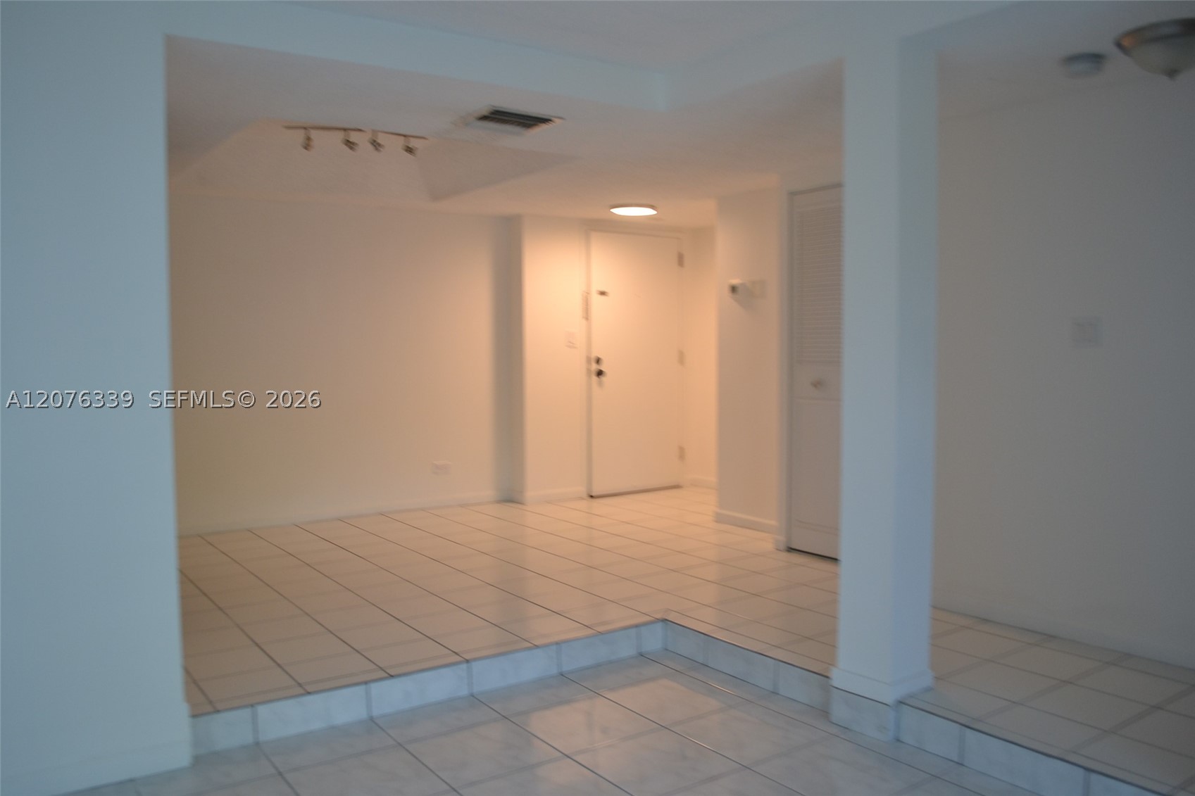 3670 Inverrary Dr 2d Property Photo 3