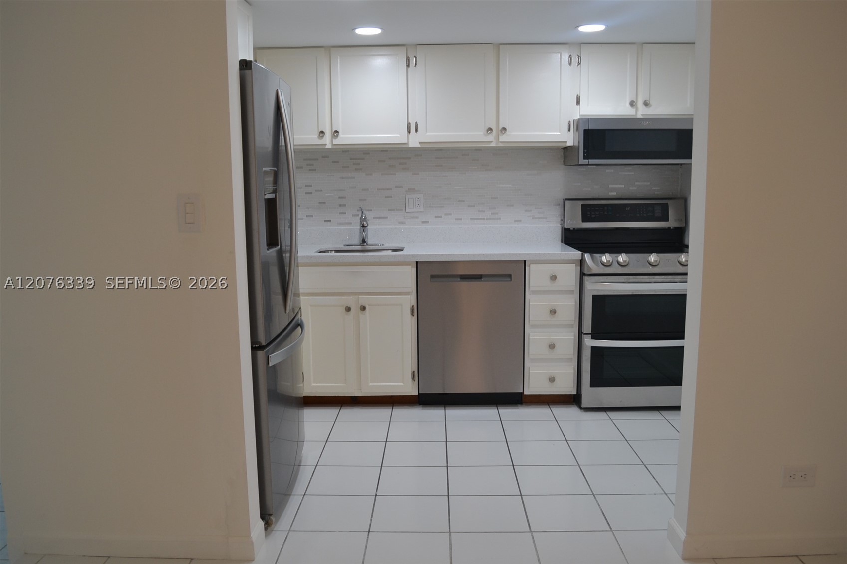 3670 Inverrary Dr 2d Property Photo 5