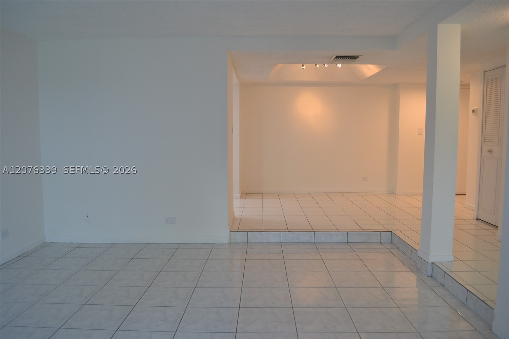 3670 Inverrary Dr 2d Property Photo 8