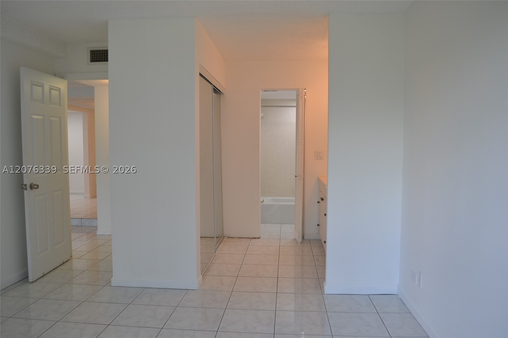 3670 Inverrary Dr 2d Property Photo 12