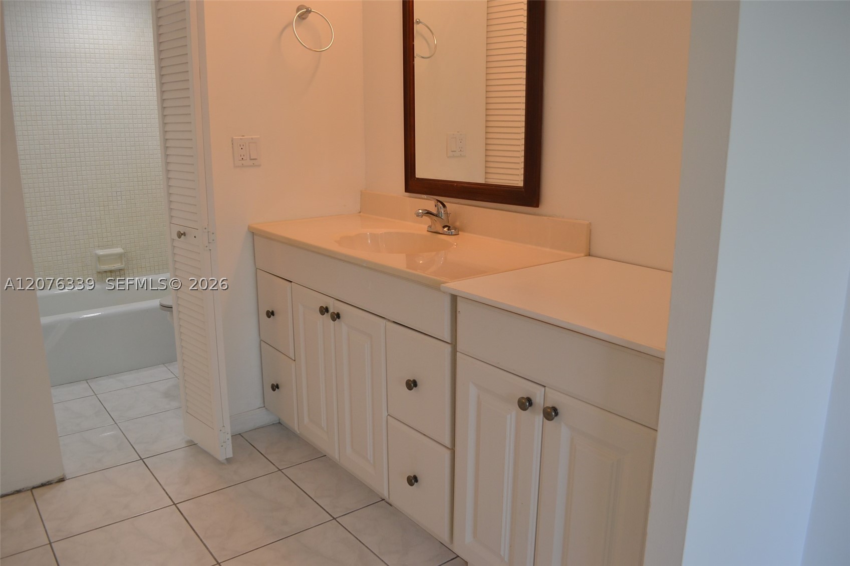 3670 Inverrary Dr 2d Property Photo 14