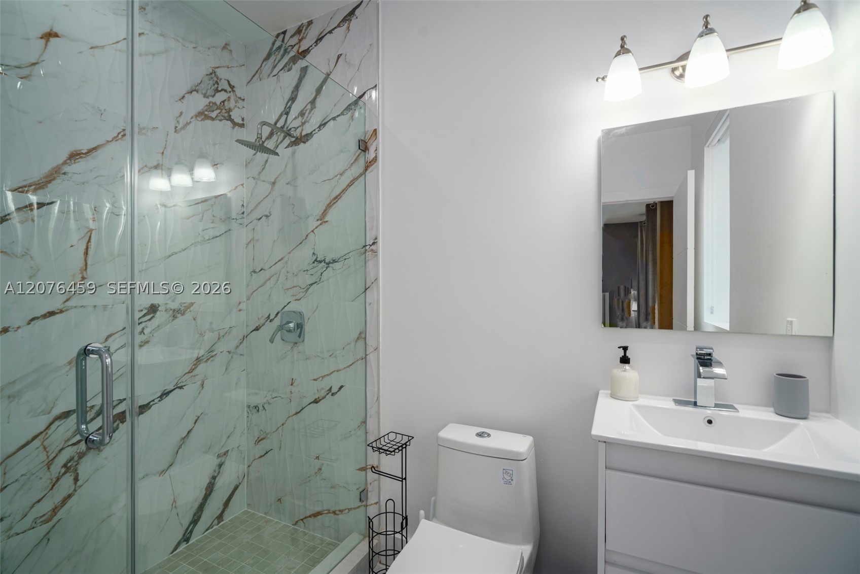 1004 N Riverside Dr Property Photo 10