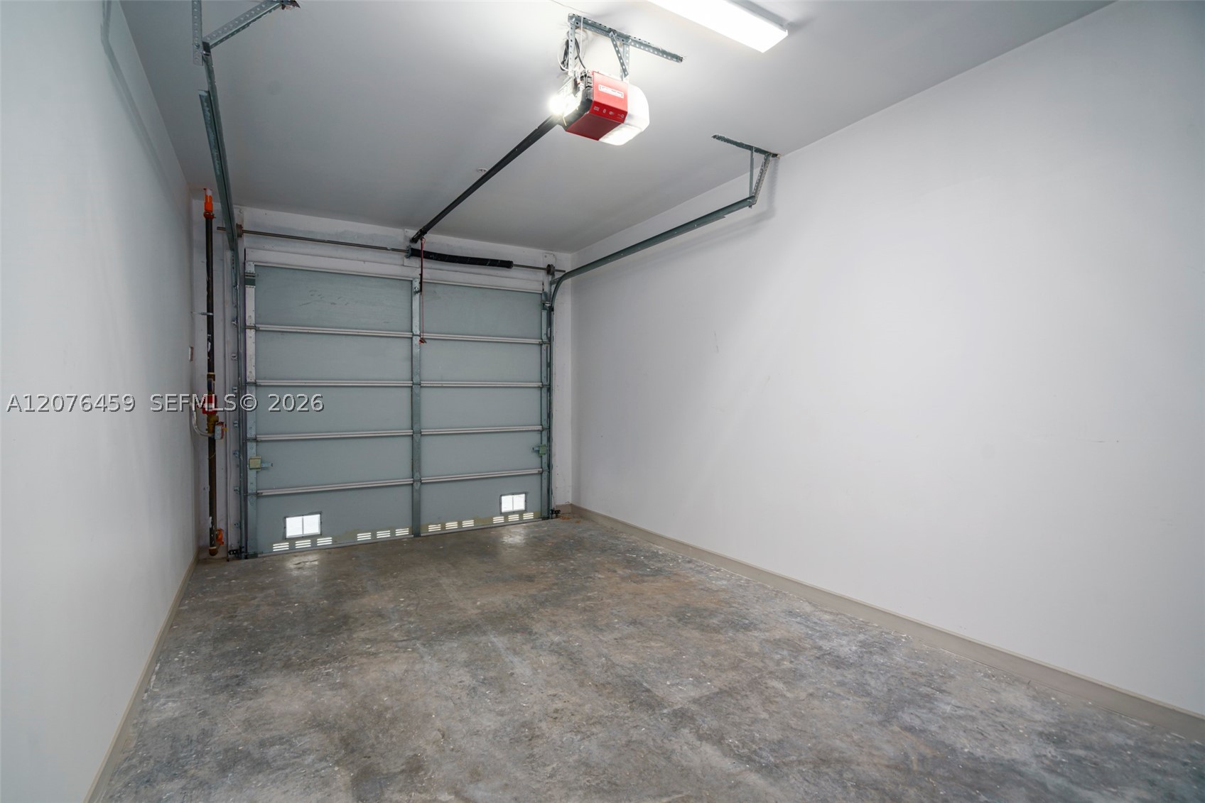 1004 N Riverside Dr Property Photo 12