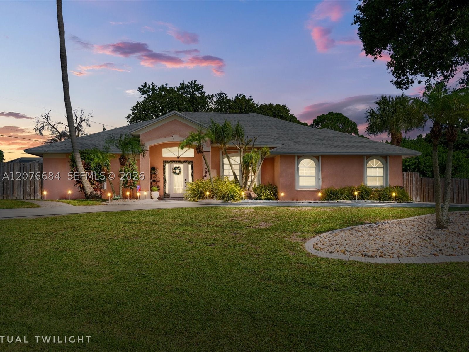 1790 Sw Day St Property Photo 7