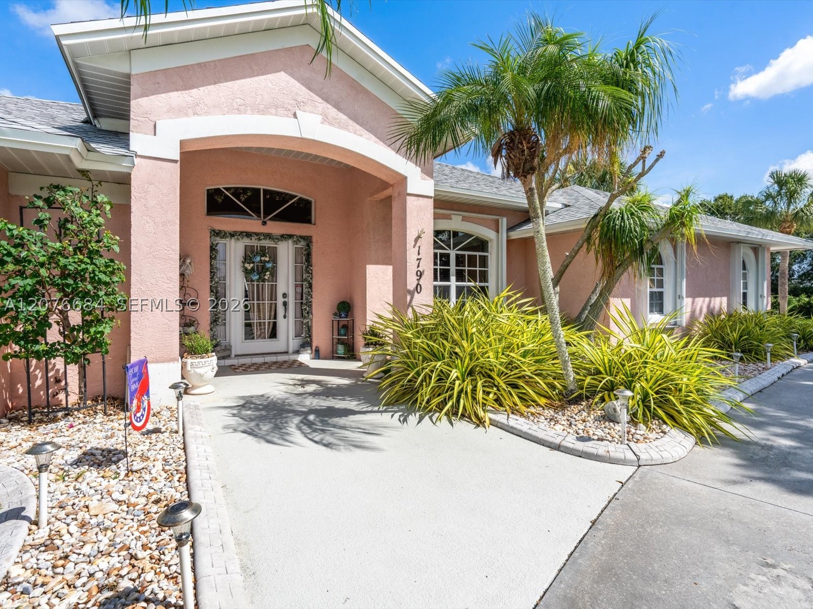 1790 Sw Day St Property Photo 8