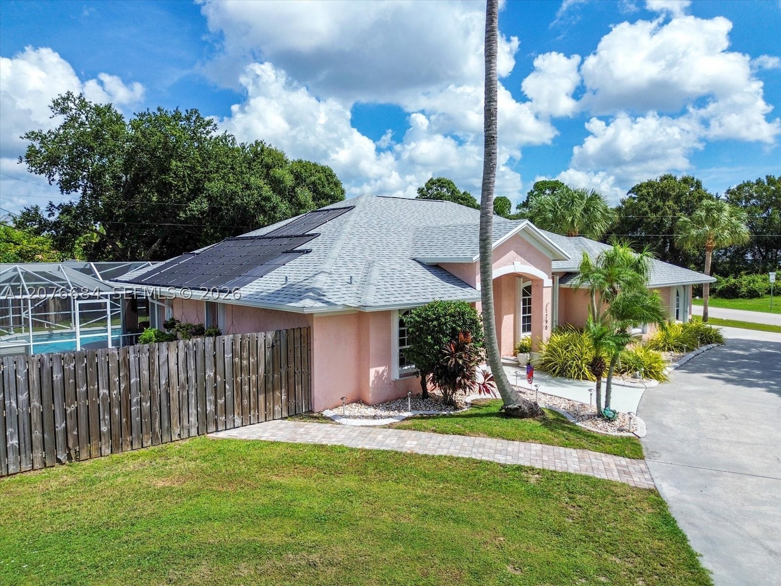 1790 Sw Day St Property Photo 57
