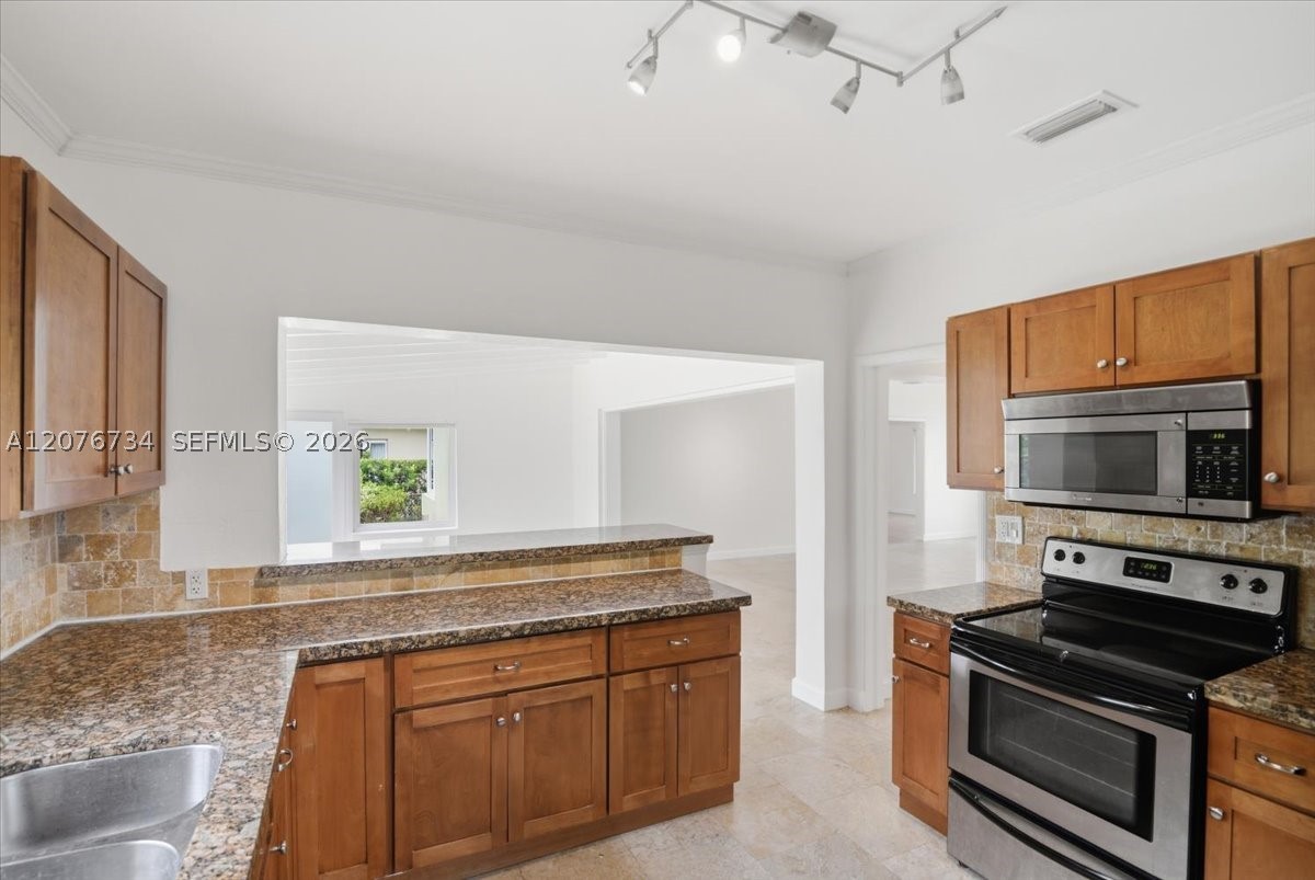 8975 Froude Ave Property Photo 9