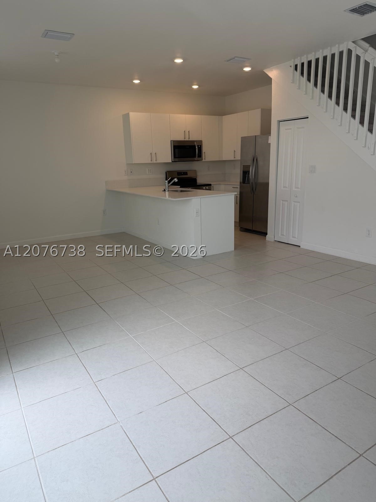 692 Se 13th Ct Property Photo 2