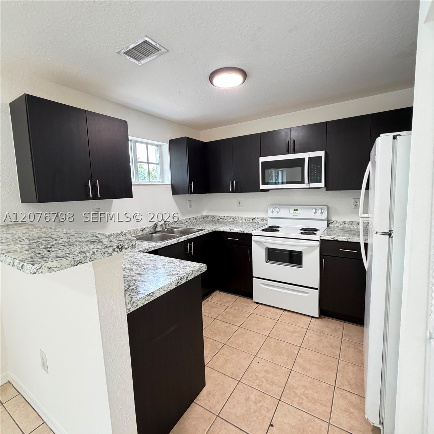 923 Se 16th Ct Property Photo 4