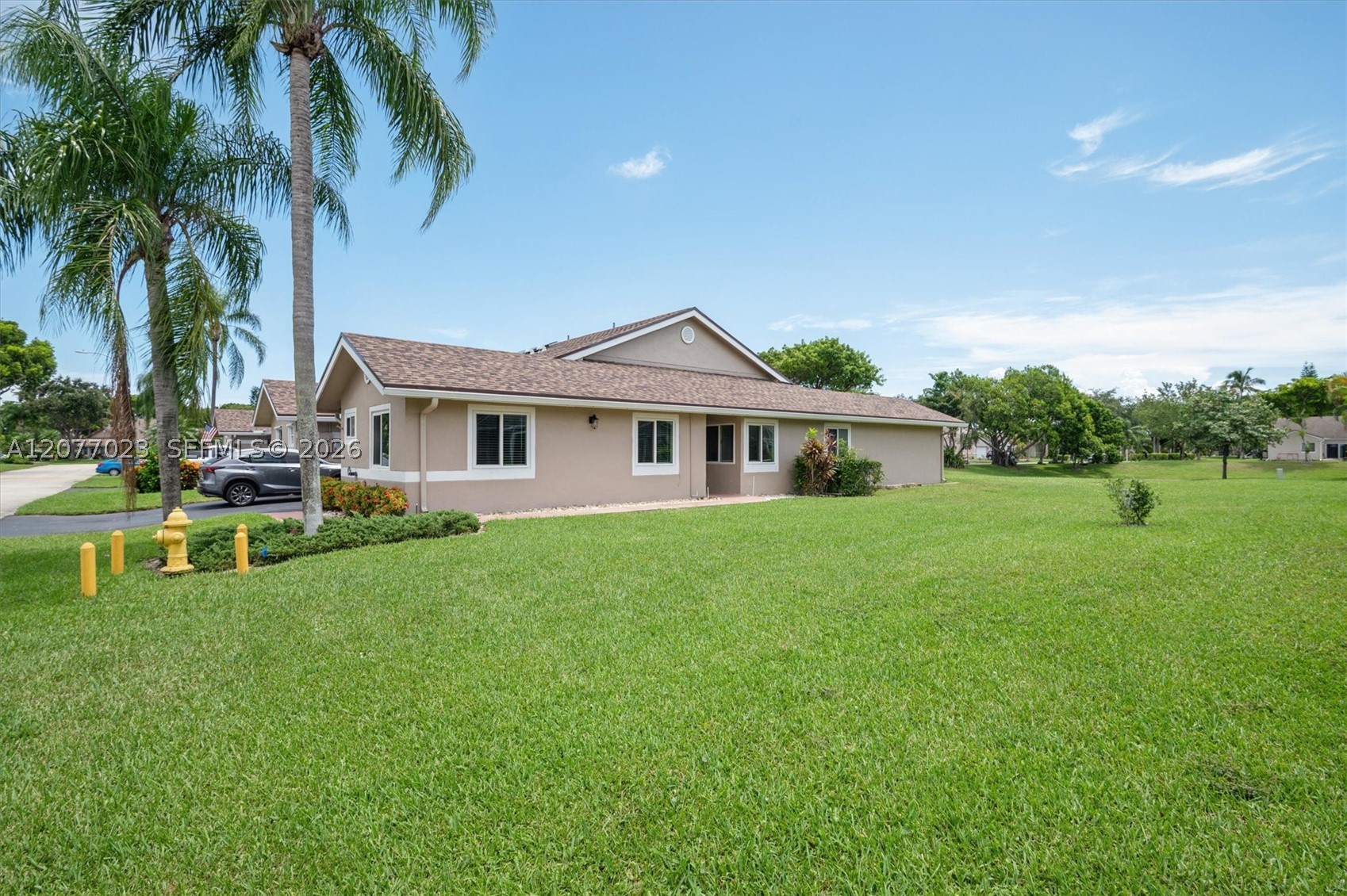 5200 W Lakes Dr Property Photo 1
