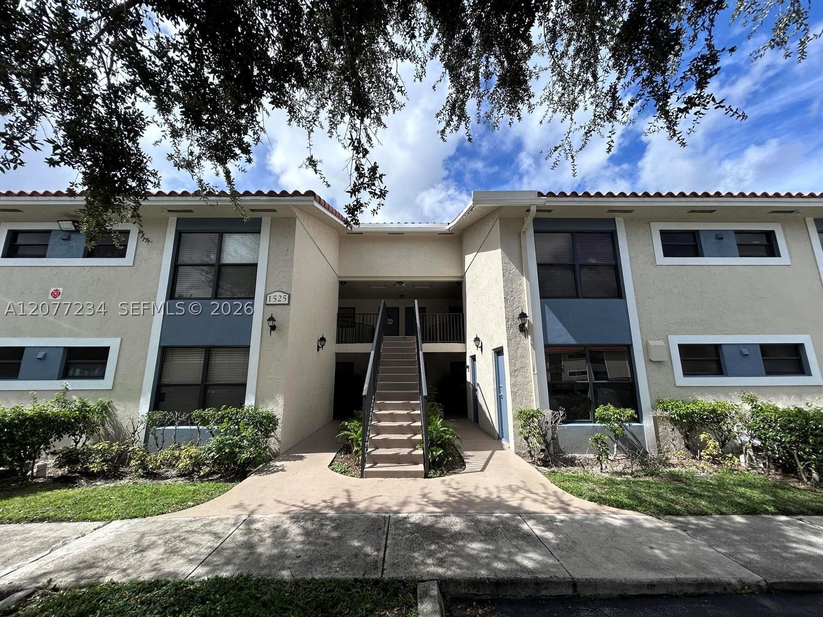 1525 Lake Crystal Dr D Property Photo 1