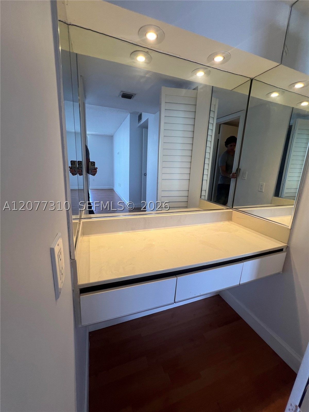 17500 N Bay Rd S907 Property Photo 17