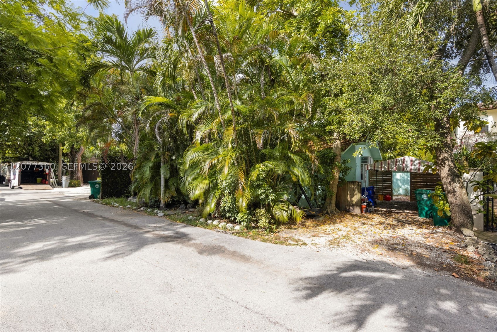 2952 Louise St Property Photo 3