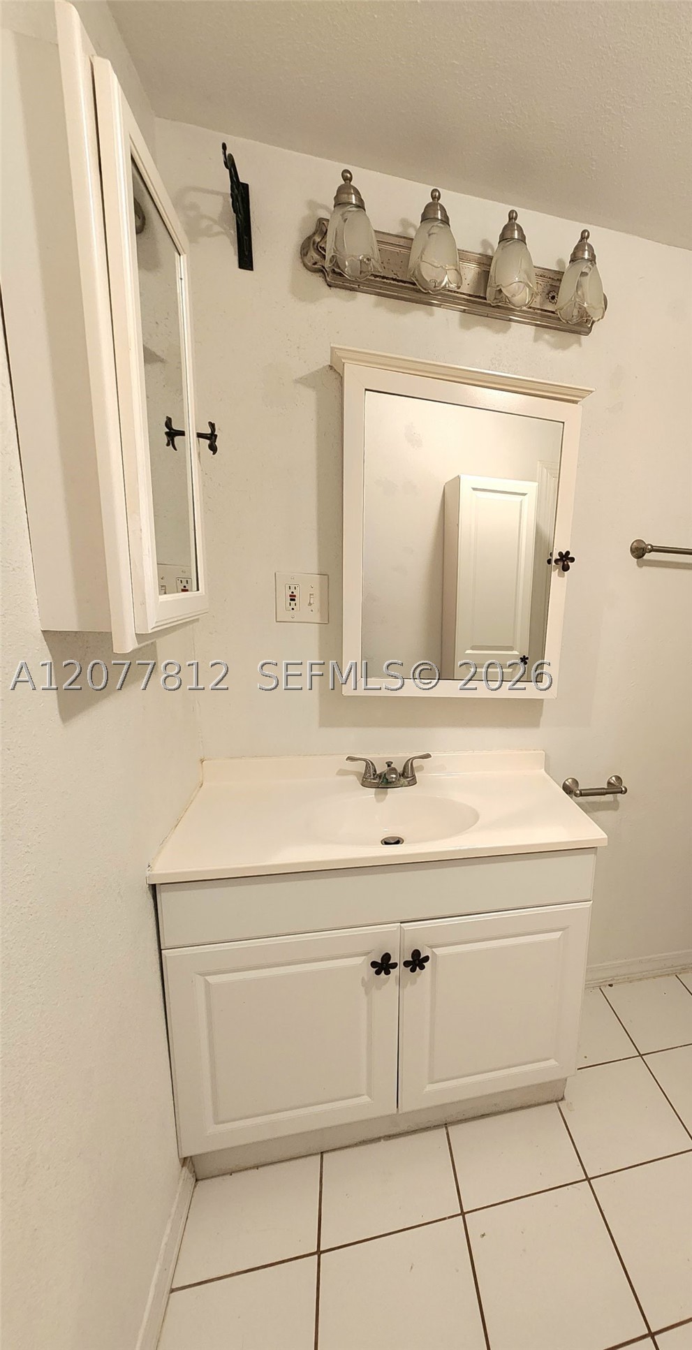 4222 Hibiscus Cir House Property Photo 6