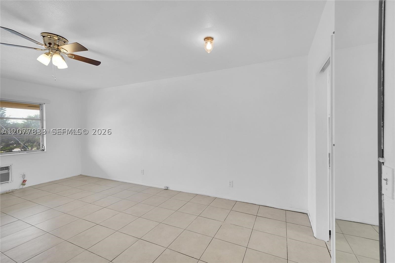 1050 E Sample Rd 309 Property Photo 6