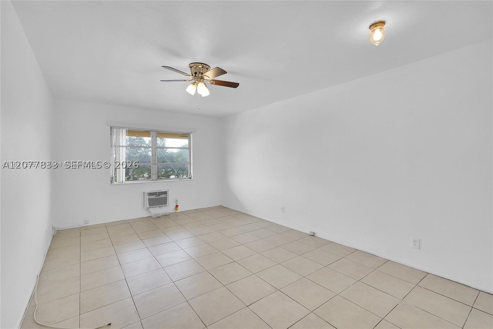 1050 E Sample Rd 309 Property Photo 7